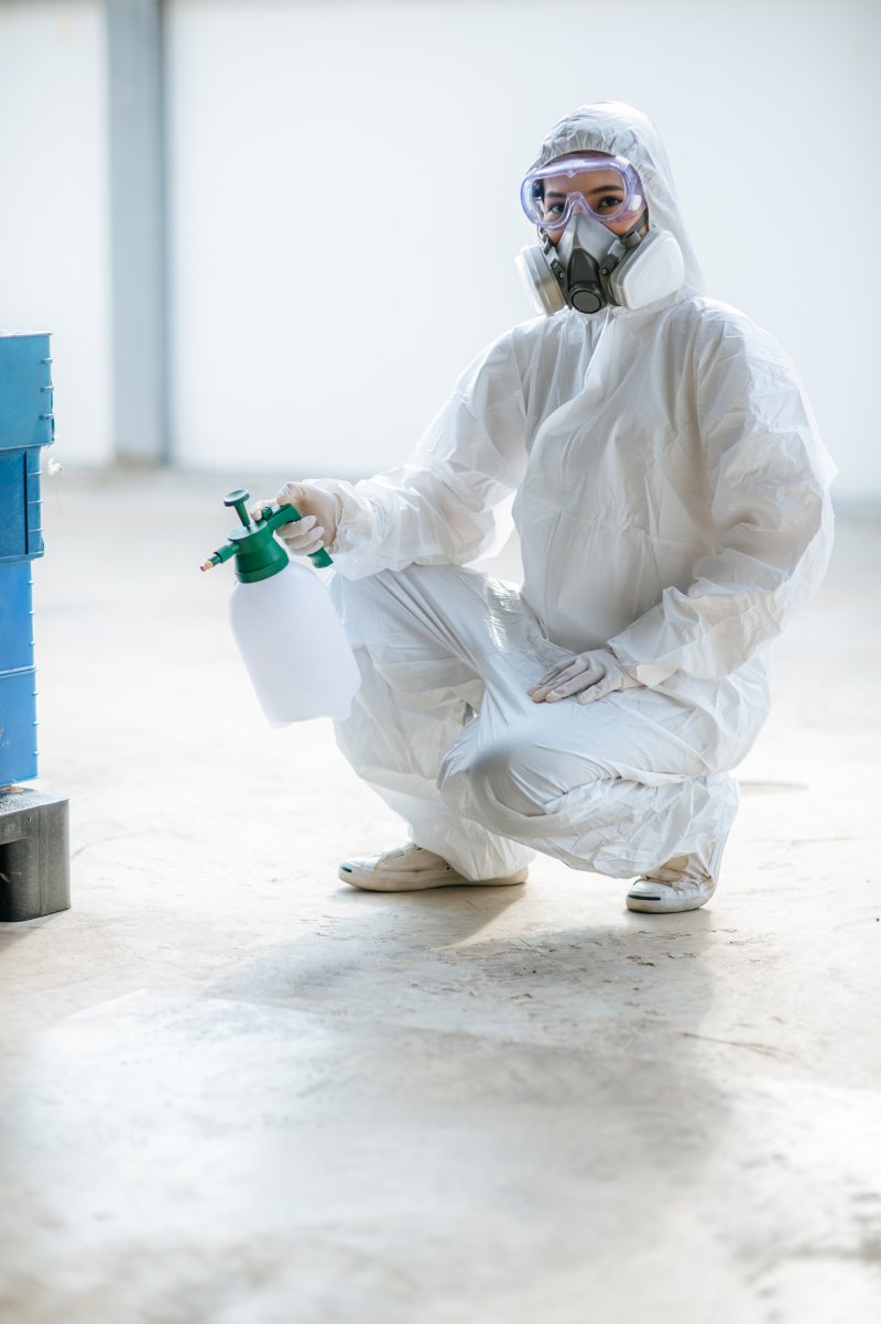 Reinigungskraft von cleanteam in Schutzausrüstung bei der zertifizierten Industriereinigung