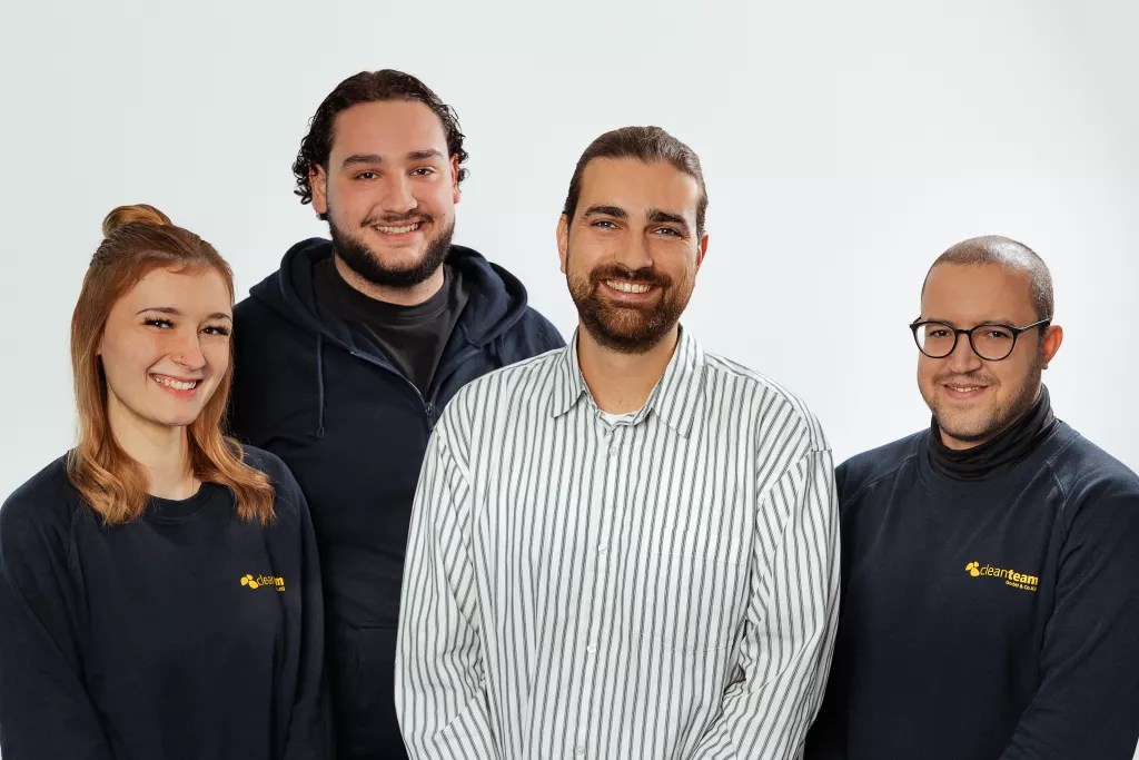 Mario Podschadel gemeinsam mit Auszubildenden von cleanteam