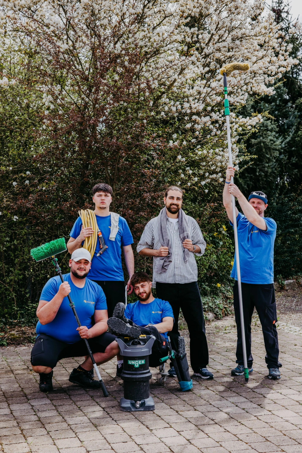 cleanteam-Team in Laupheim in Arbeitskleidung vor dem Einsatz f&uuml;r gewerbliche Geb&auml;udereinigung