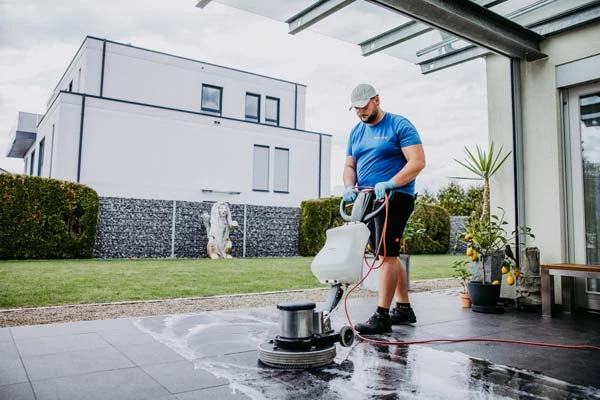 Reinigungskraft von cleanteam bei der professionellen Bodenreinigung in einem Gewerbeobjekt