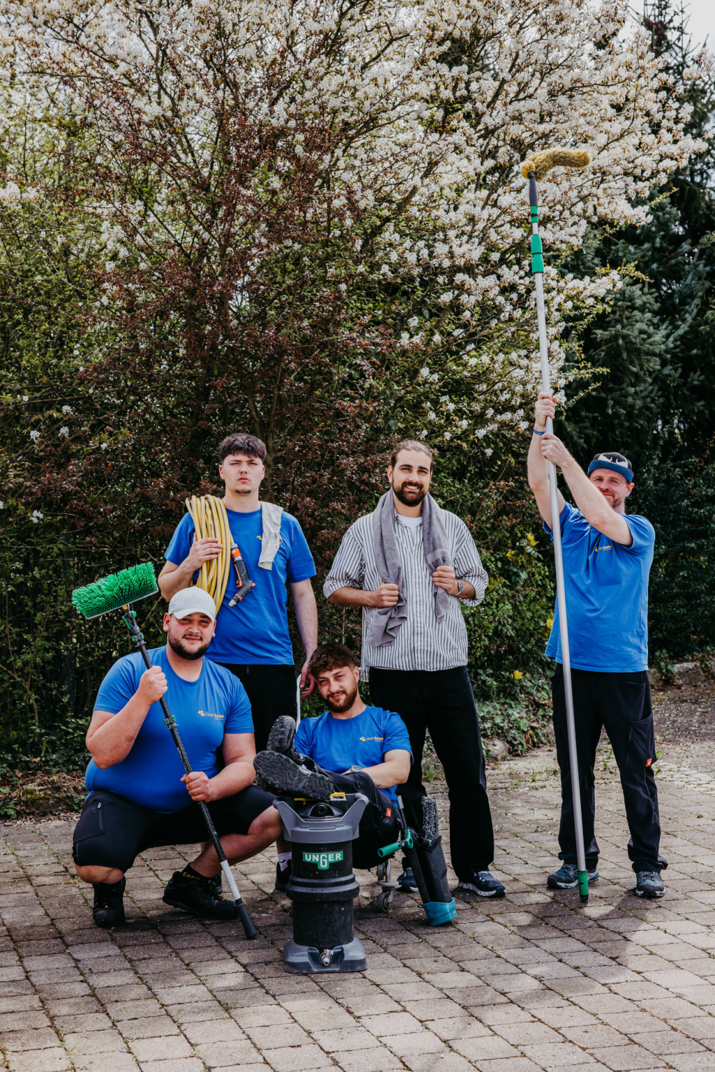 Team des Cleanteam Laupheim in Arbeitskleidung im Einsatz f&uuml;r Geb&auml;udereinigung in Laupheim