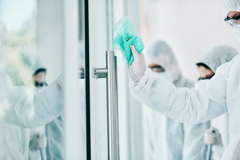 cleanteam-Fachkraft bei der Oberflächendesinfektion in einem ISO-klassifizierten Reinraumx
