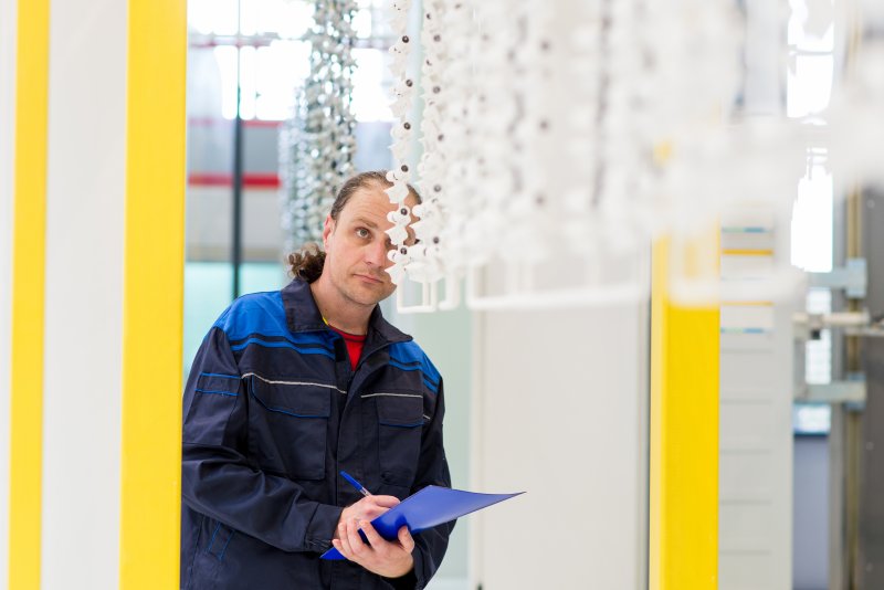 Mario Podschadel von cleanteam bei der Qualitätskontrolle in einem gewerblich genutzten Gebäude